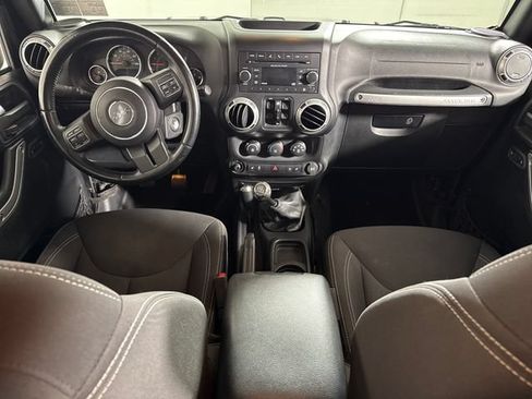 Used 2016 Jeep Wrangler Unlimited Rubicon w/ Connectivity Group AWD/4WD image 24