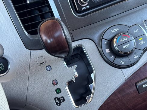 Used 2012 Toyota Sienna XLE FWD image 22