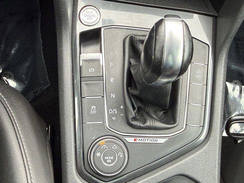Used 2018 Volkswagen Tiguan SEL AWD/4WD image 17