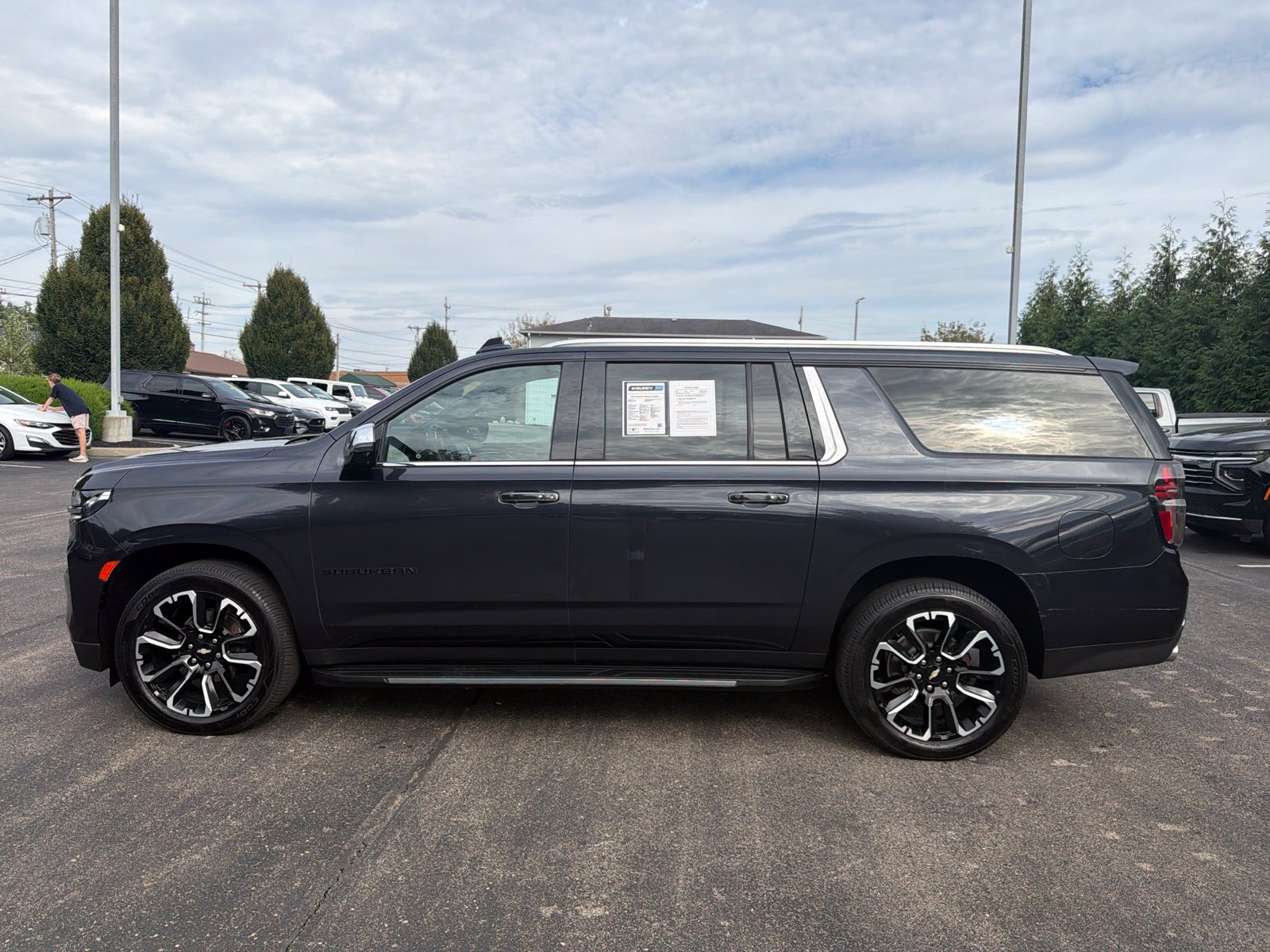 Used 2023 Chevrolet Suburban Premier w/ Premium Package AWD/4WD image 2
