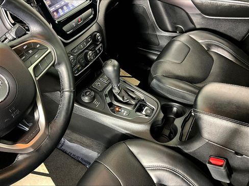 Used 2019 Jeep Cherokee Limited AWD/4WD image 18