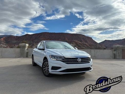 Used 2021 Volkswagen Jetta SE image 2