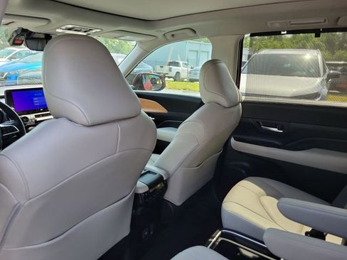 Used 2025 Toyota Grand Highlander FWD image 27