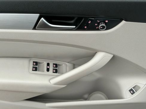 Used 2013 Volkswagen Passat TDI SE image 11