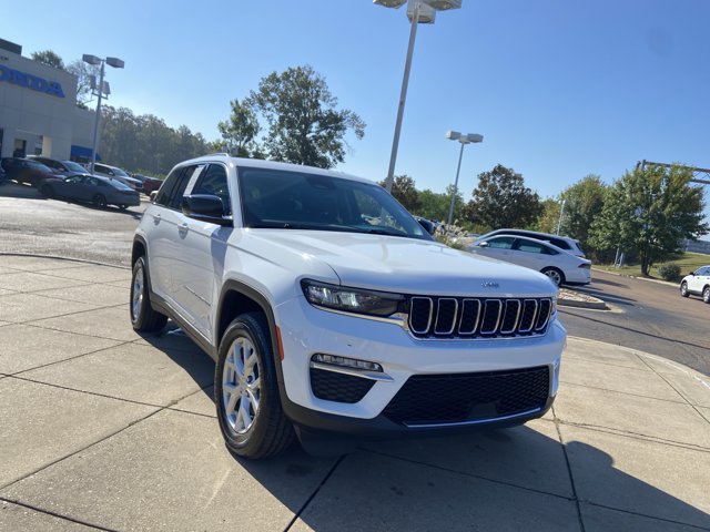 Used 2023 Jeep Grand Cherokee Limited AWD/4WD image 2