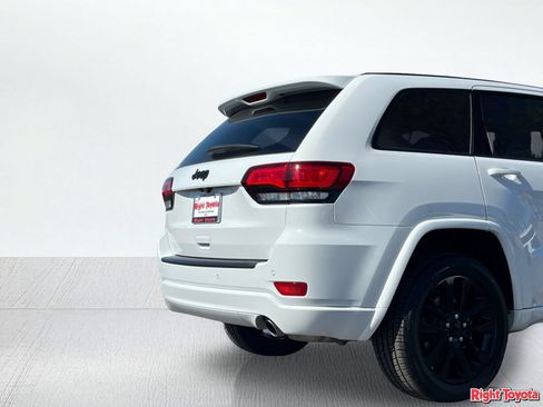 Used 2022 Jeep Grand Cherokee Laredo X RWD image 11