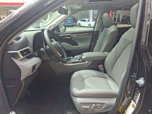 Used 2026 Toyota Highlander Limited AWD/4WD image 13