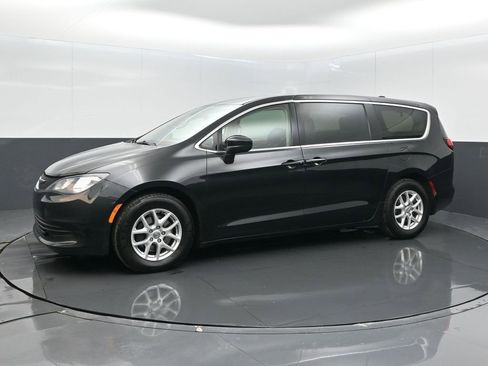 Used 2017 Chrysler Pacifica Touring image 10
