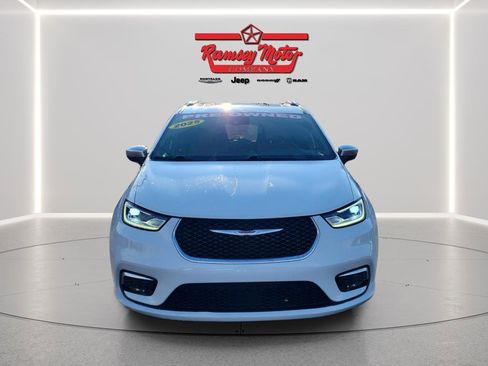 Used 2025 Chrysler Pacifica Pinnacle image 8