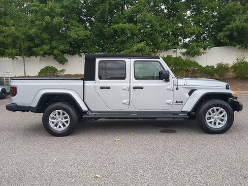 Used 2023 Jeep Gladiator Sport AWD/4WD image 3