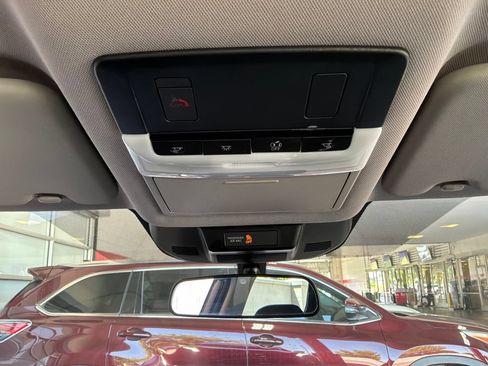 Used 2025 Nissan Rogue SV FWD image 17