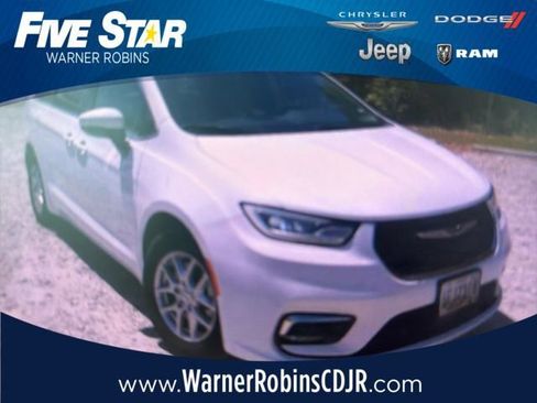 Used 2023 Chrysler Pacifica Touring-L image 1