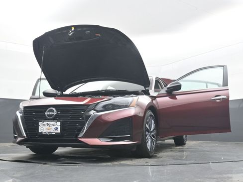 Used 2025 Nissan Altima 2.5 SV FWD image 38