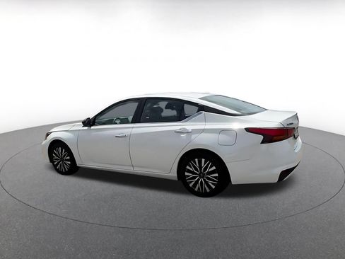 Used 2025 Nissan Altima 2.5 SV FWD image 9