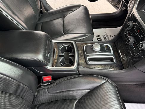 Used 2017 Chrysler 300 C image 24
