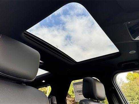 New 2025 Land Rover Discovery Dynamic SE image 17