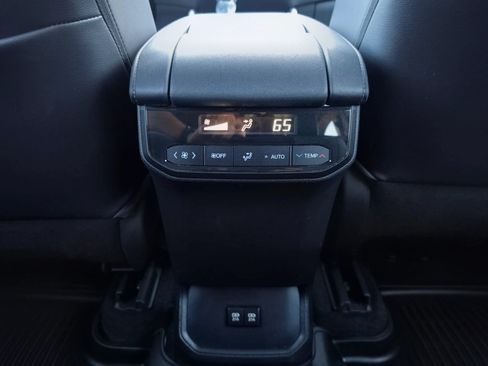 Used 2021 Toyota Highlander XLE FWD image 36
