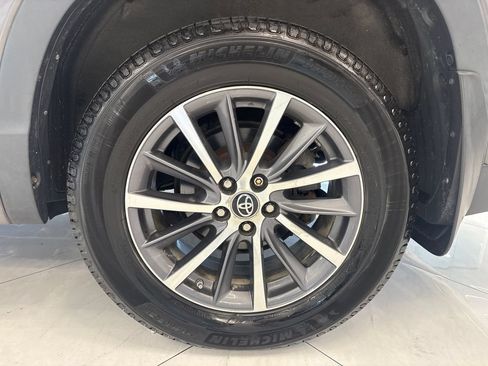 Used 2017 Toyota Highlander XLE AWD/4WD image 42