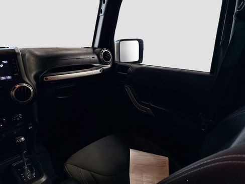 Used 2018 Jeep Wrangler Unlimited Rubicon w/ Connectivity Group AWD/4WD image 22