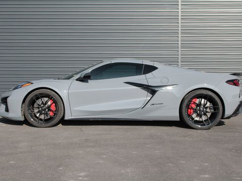 Used 2025 Chevrolet Corvette Z06 image 8
