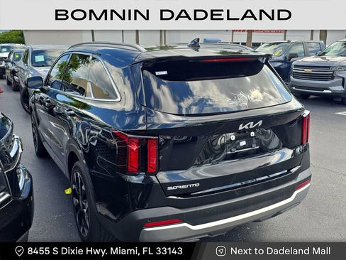Used 2024 Kia Sorento EX w/ Panoramic Sunroof Package image 3