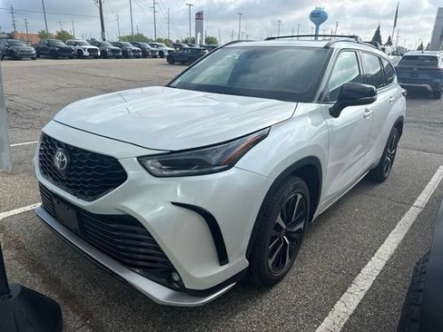 Used 2021 Toyota Highlander XSE AWD/4WD image 9
