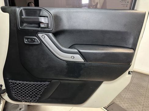 Used 2018 Jeep Wrangler Unlimited Rubicon w/ Connectivity Group image 36