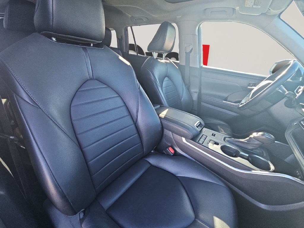 Used 2021 Toyota Highlander XLE FWD image 16