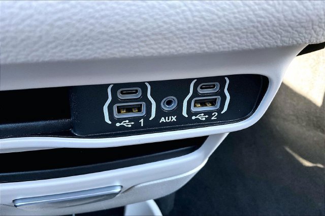 Used 2024 Chrysler Pacifica Touring-L FWD image 16