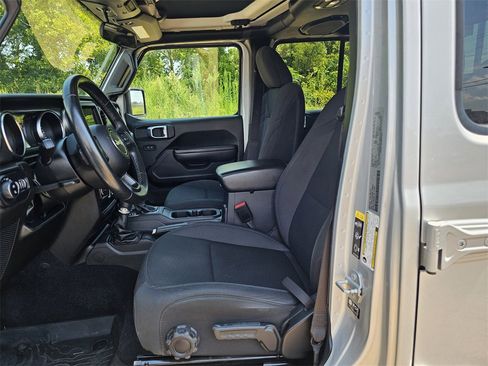 Used 2022 Jeep Gladiator Willys image 12