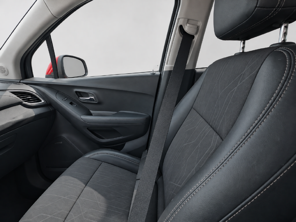 Used 2020 Chevrolet Trax LT w/ Sun & Sound Package FWD image 15