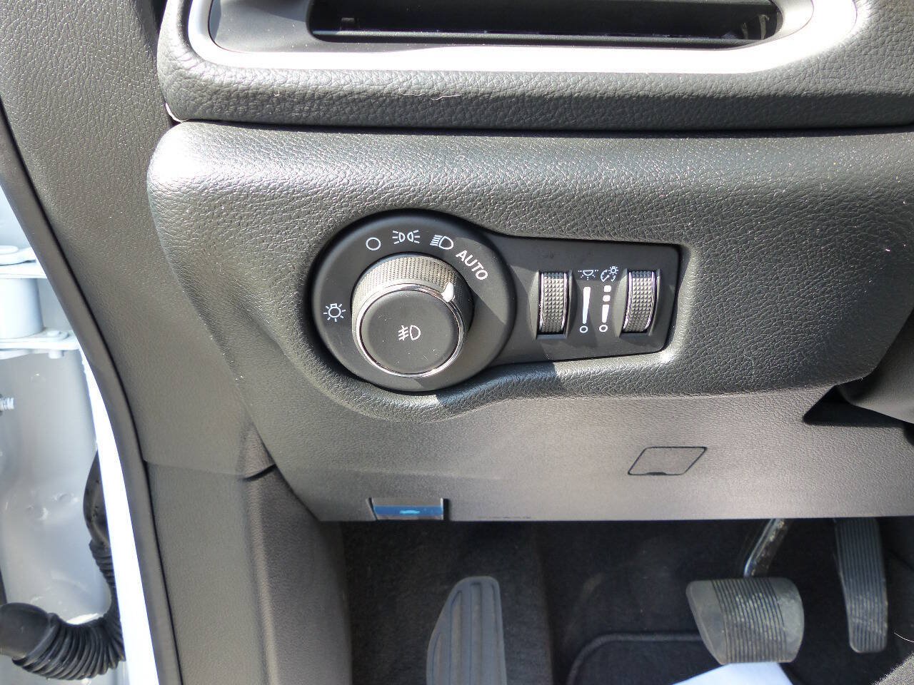 Used 2026 Chrysler Pacifica Select FWD image 23