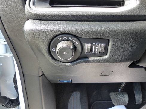 Used 2026 Chrysler Pacifica Select FWD image 23
