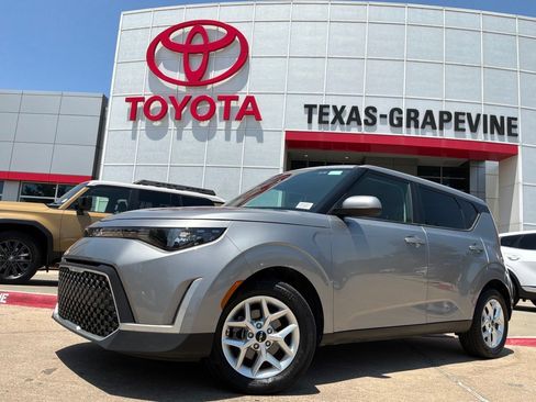 Used 2025 Kia Soul LX w/ LX Technology Package FWD image 2