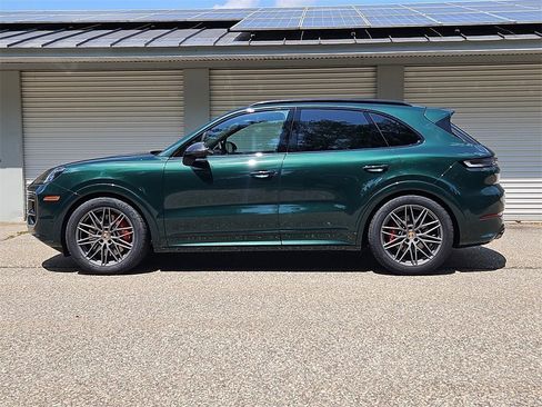 New 2025 Porsche Cayenne GTS image 2