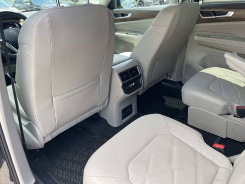 Used 2025 Volkswagen Atlas SE FWD image 37