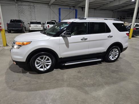 Used 2015 Ford Explorer XLT w/ Equipment Group 202A AWD/4WD image 3