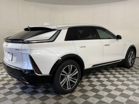 Used 2024 Cadillac Lyriq Luxury AWD/4WD image 9