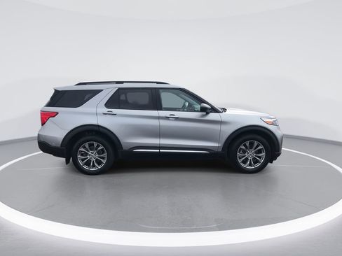 Used 2022 Ford Explorer XLT w/ Equipment Group 202A AWD/4WD image 9