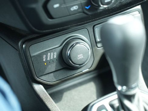 Used 2021 Jeep Renegade Latitude w/ Luxury Group I image 38