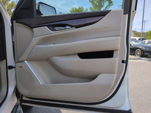 Used 2015 Cadillac Escalade Luxury AWD/4WD image 36