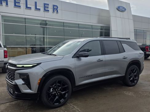 Used 2025 Chevrolet Traverse RS image 3