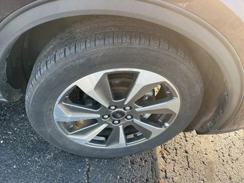 Used 2023 Ford Escape Platinum image 9