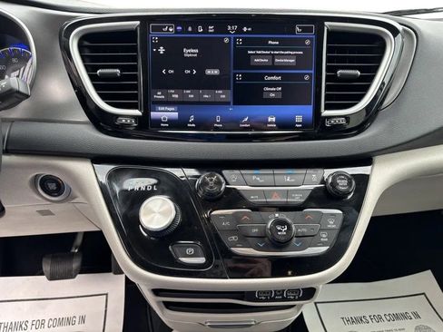 Used 2024 Chrysler Pacifica Touring-L FWD image 14