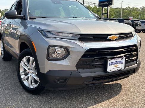 Used 2023 Chevrolet TrailBlazer LS AWD/4WD image 2