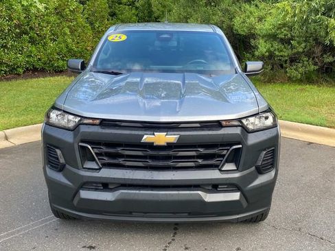 Used 2025 Chevrolet Colorado W/T w/ Advanced Trailering Package RWD image 2