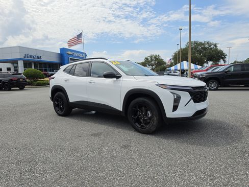 New 2026 Chevrolet Trax LT w/ Sunroof Package FWD image 2