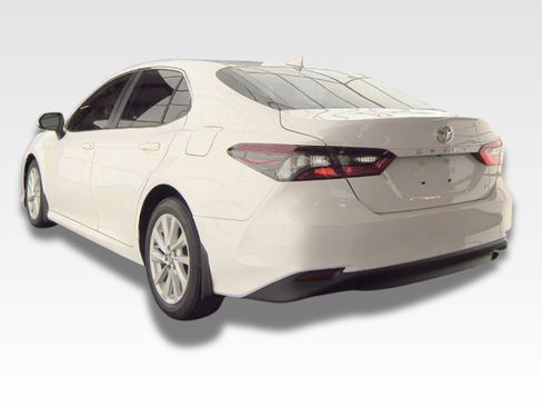 Used 2022 Toyota Camry LE image 3