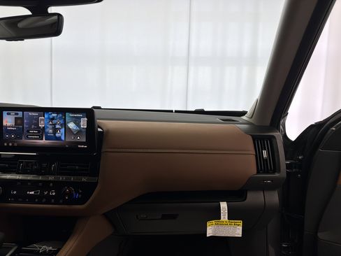 Used 2026 Nissan Pathfinder Platinum image 12