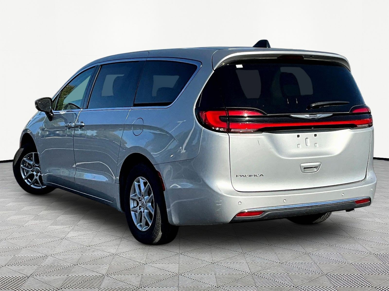 Used 2024 Chrysler Pacifica Touring-L FWD image 4